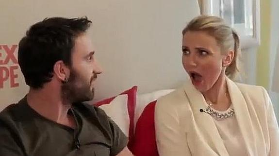 El actor Dani Rovira, en la cama con Cameron Díaz.