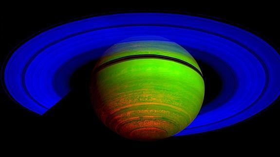 Imagen en falso color de Saturno compuesta a partir de fotos en infrarrojo tomadas por la 'Cassini'.