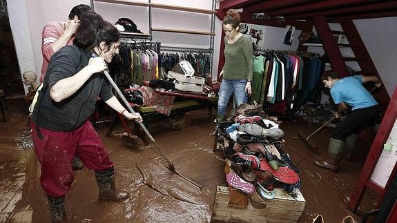 Los coches, completamente inundados.