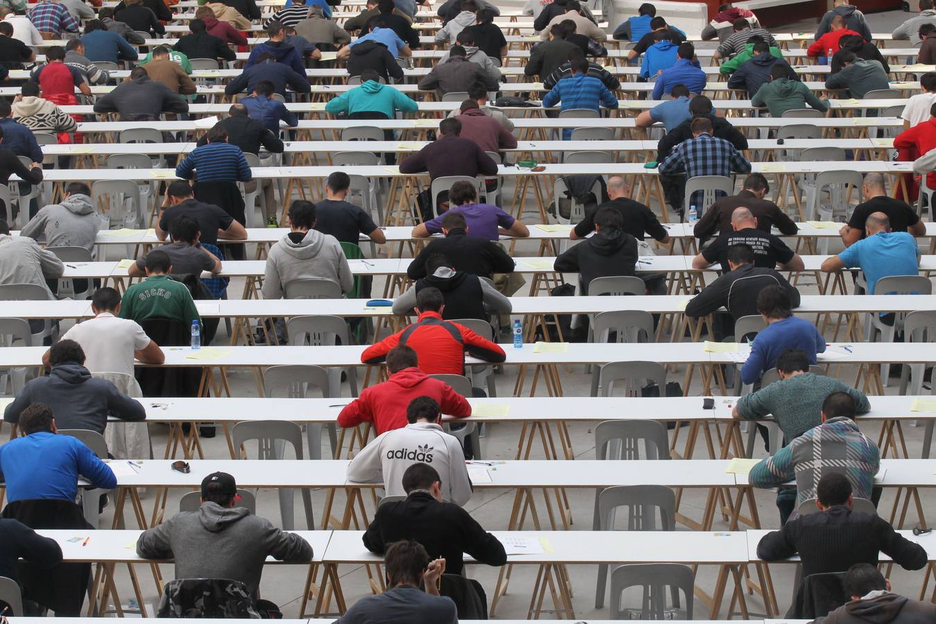 Varios aspirantes se examinan de una oposición en Vitoria. 