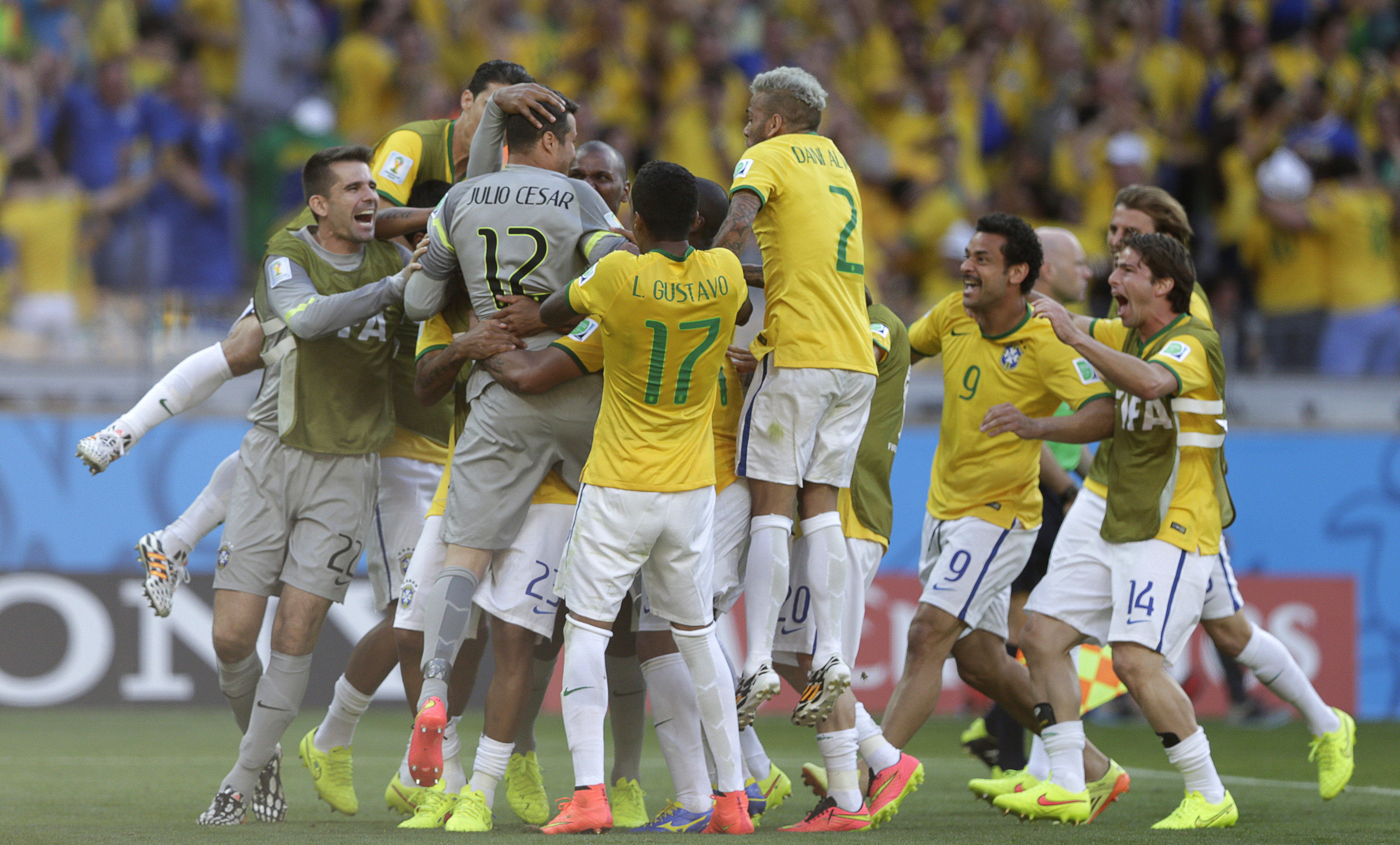 Jugadores de Brasil celebran su victoria frente a Chile. Fue uno de los partidos más emocionantes.