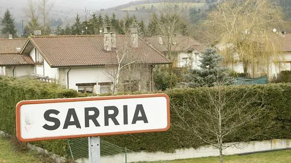 Cartel que marca la entrada a la localidad de Sarria. 