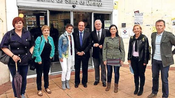 Parlamentarios a la entrada del centro de salud de Landako.