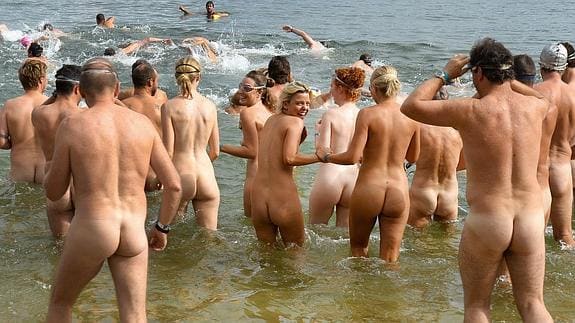 Mujeres y hombres desnudos participan en una competición nudista.