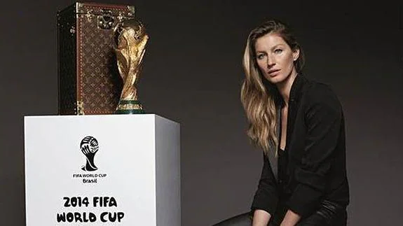 Gisele Bündchen posa con la Copa del Mundo.