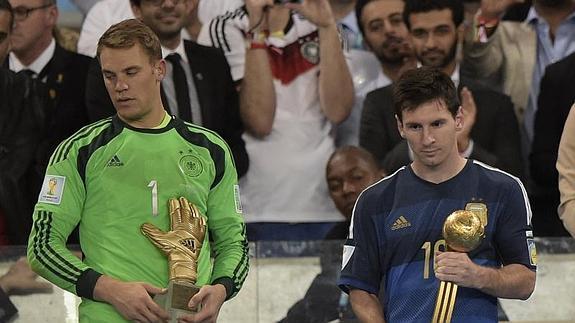 Neuer y Messi, con sus trofeos individuales.