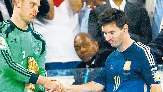 Messi recibe la felicitación de Neuer tras recoger el Balón de Oro. 