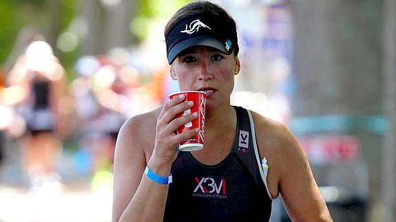 Una triatleta bebe agua en la prueba celebrada el pasado domingo