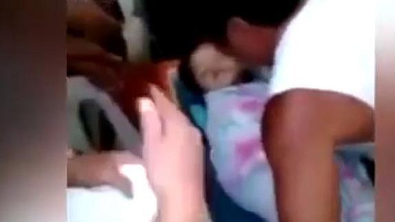 La niña es sacada del ataúd después de que se dieran cuenta de que estaba viva.