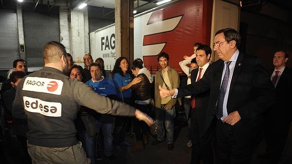 El diputado, con los trabajadores de Edesa el pasado noviembre.