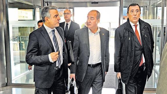 Javier de Andrés, Martin Garitano y José Luis Bilbao, diputados generales de Álava, Gipuzkoa y Bizkaia.