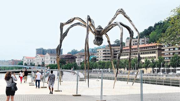 La gran araña de más de nueve metros de altura.