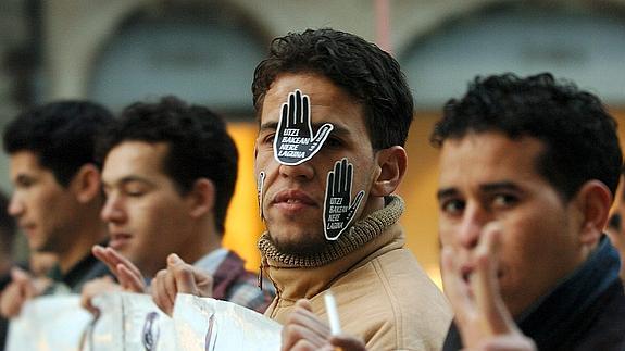 Jóvenes magrebíes, en una manifestación de Sos Racismo.