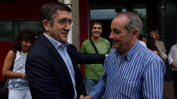 Patxi Lopez saluda a Iñaki Arriola.