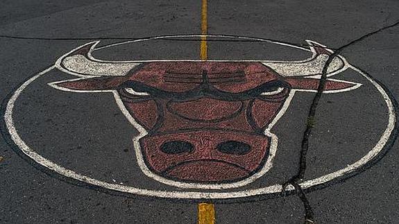 El escudo de los Bulls, pintado en el suelo de una cancha callejera.