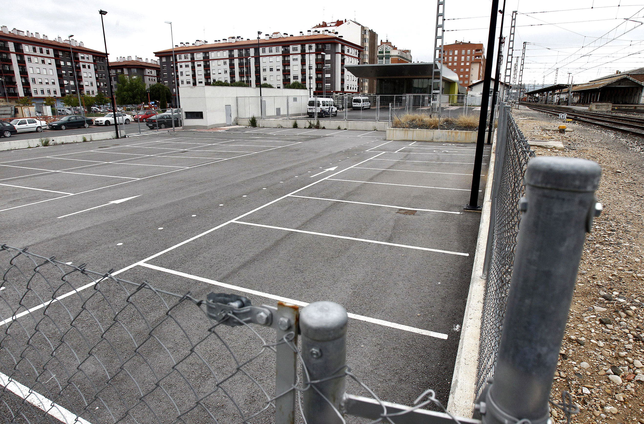El aparcamiento de la estación de autobuses podrá utilizarse sin restricción de tiempo por la noche y los domingos. 