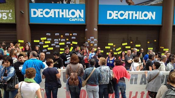 Protestas en el Decathlon Capitol de Bilbao.