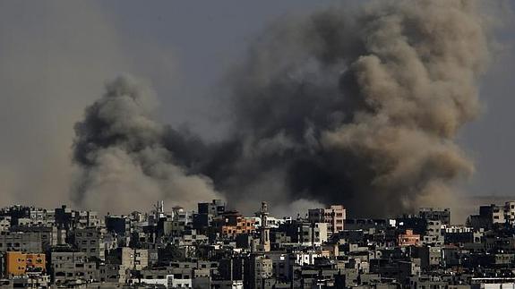 Una columna de humo se desprende de un edificio tras un ataque aéreo de Israel en el barrio de Al Shejaeiya en Gaza el pasado 25 de julio.