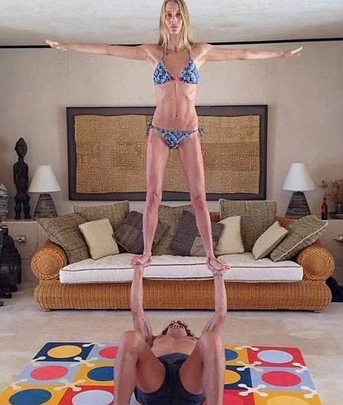 Carles Puyol y su pareja Vanesa Lorenzo practican equilibrismo.