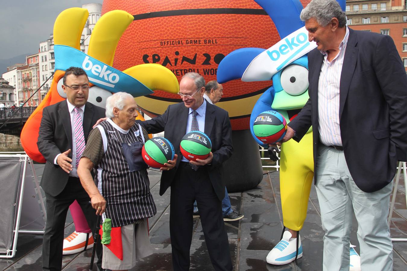 Ibon Areso, alcalde de Bilbao junto con el exjugador de baloncesto, Fernando Romay, en las actividades para promocionar el Campeonato del Mundo de Baloncesto. 