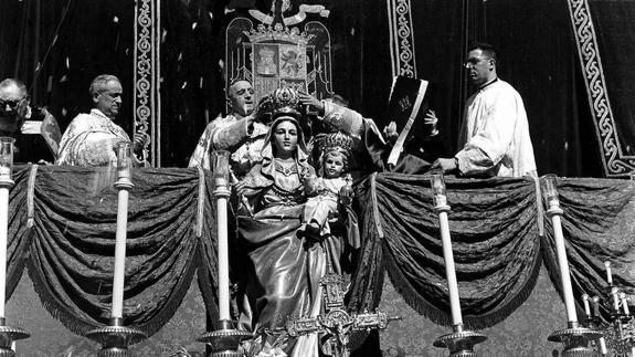 Acto de coronación de la Virgen Blanca, en 1954, bajo el lema de ‘Vitoria con su reina». 