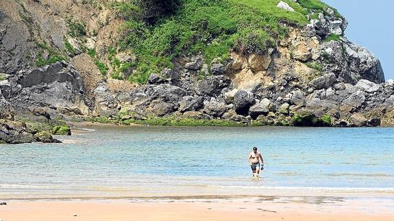 Un hombre se baña en la playa de Ea.