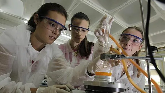 Unas estudiantes hacen prácticas en un laboratorio.