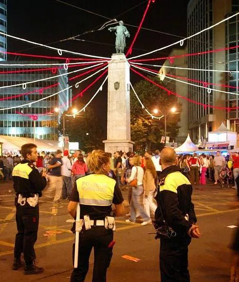 Varios agentes en la zona de Abando. 