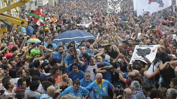 Gorka Ortiz de Urbina atraviesa a duras penas la plaza de la Virgen Blanca ayudado por decenas de blusas y ante una multitud en pleno éxtasis.