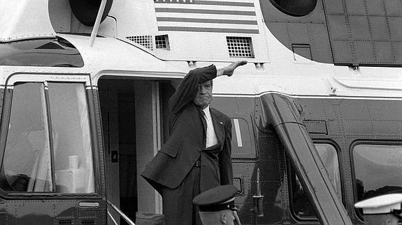 Richard Nixon se despide desde su helicóptero tras presentar la dimisión. 