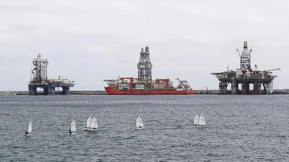 Plataformas petrolíferas atracadas en el muelle Reina Sofía de Las Palmas.