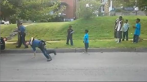 Un policía se marca un baile con unos niños en Kansas