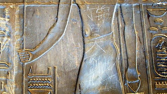 Pintada de un turista chino en el templo de Luxor. 