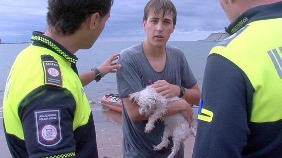 El joven sostiene al animal tras el rescate.