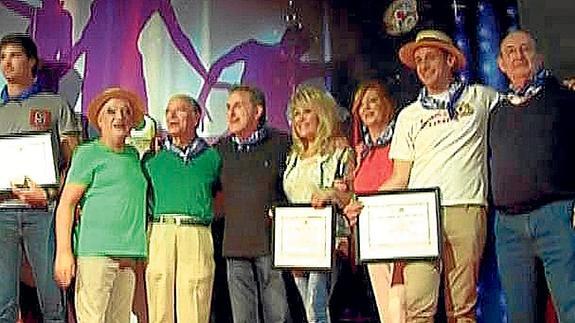 'La Otxoa', el alcalde Ibon Areso y Alfonso Gil fueron los encargados de repartir los premios.