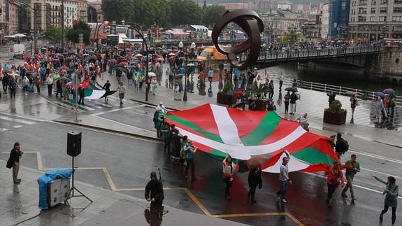 La manifestación recorrió el centro de Bilbao y acabó frente al Ayuntamiento de la capital vizcaína.