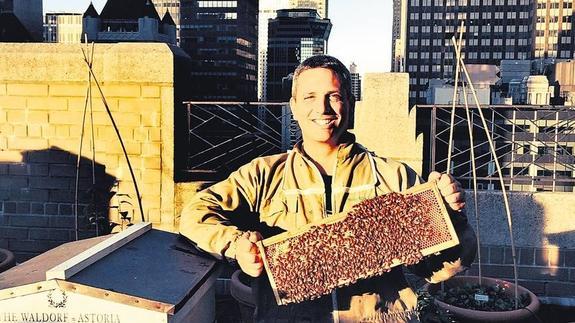 El apicultor con un panal en la azotea del conocido hotel Waldorf Astoria, en Manhattan.