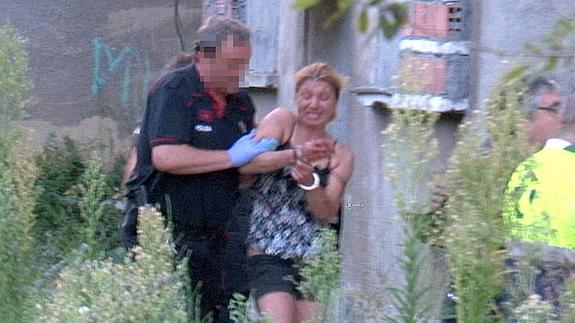 Agentes de la Ertzaintza detienen a la mujer, acusada de agredir con un cuchillo a su compañero.