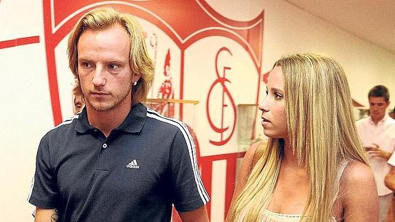 Rakitic y su esposa.