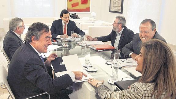 Mariano Rajoy y la ministra de Empleo, Fátima Báñez, con los responsables de los agentes sociales, el pasado 29 de julio.