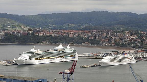 Vista de dos cruceros atracados en Getxo.