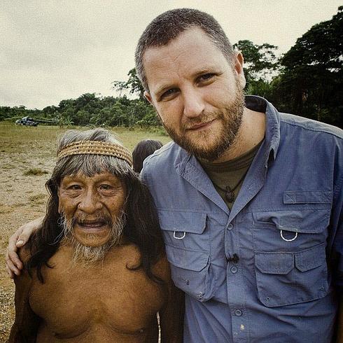 El periodista David Bariain, con un indígena huaorani, en la selva amazónica en Ecuador. 