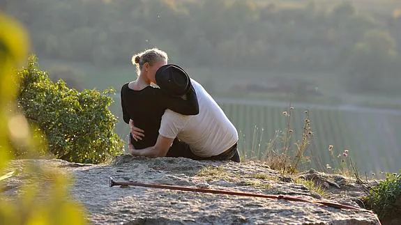 Una pareja de enamorados se besa en Hessigheim, Alemania.