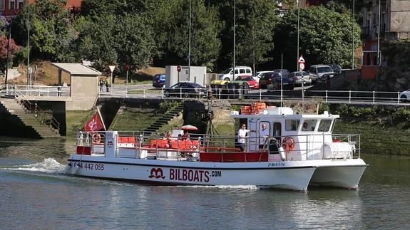 El Bilboats recorre la ría hasta el Puente Colgante.