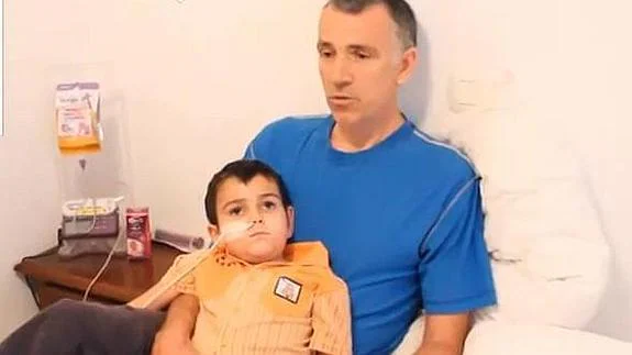 El padre junto a su hijo enfermo.