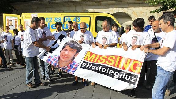 Cerca de un centenar de amigos y vecinos de Hodei Eguiluz se concentraron en Galdakao para despedir a los integrantes de la marcha ciclista que recorrió parte de Bélgica y Holanda en busca del joven.