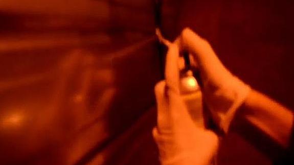 Momento en el que sellan con silicona la sede.