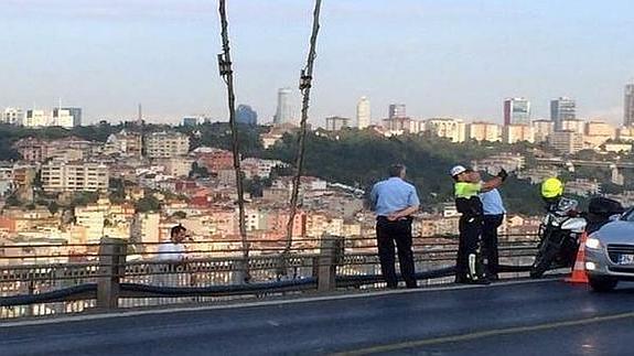 El agente se fotografió mientras un hombre saltaba presuntamente del puente.