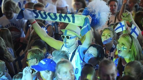 Aficionados finlandeses en uno de los conciertos de la fanzone. 