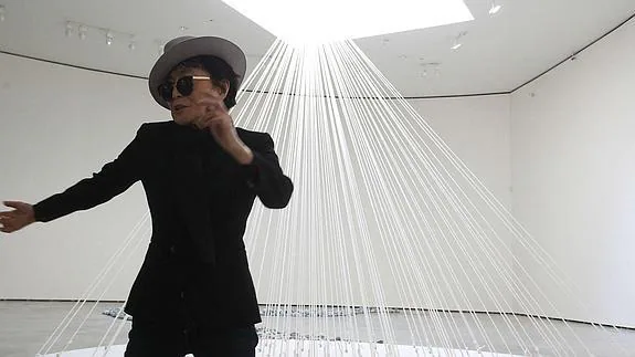 Yoko Ono posa ante los periodistas gráficos en la presentación de su exposición en el Guggenheim.